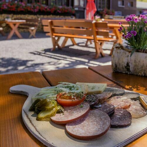 Vesper auf der Terrasse vor der Krunkelbachhtte. Foto zur Verfgung gestellt von der Gemeinde Bernau. Copyright: Markus Balkow / Gemeinde Bernau.