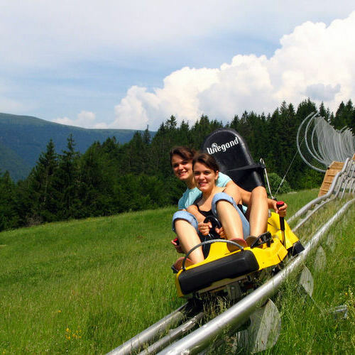 Das Foto zeigt zwei Frauen, bei der Fahrt mit der Coasterbahn in Todtnau. Das Foto wurde von DataCreate aufgenommen und freundlicherweise zur Verwendung zur Verfgung gestellt.