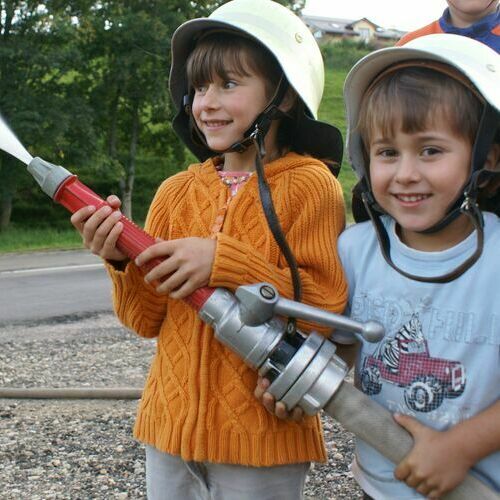 Kinder besuchen die Feuerwehr