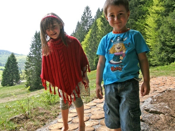 Kinder auf dem Barfußpfad Kinder auf dem Barfußpfad