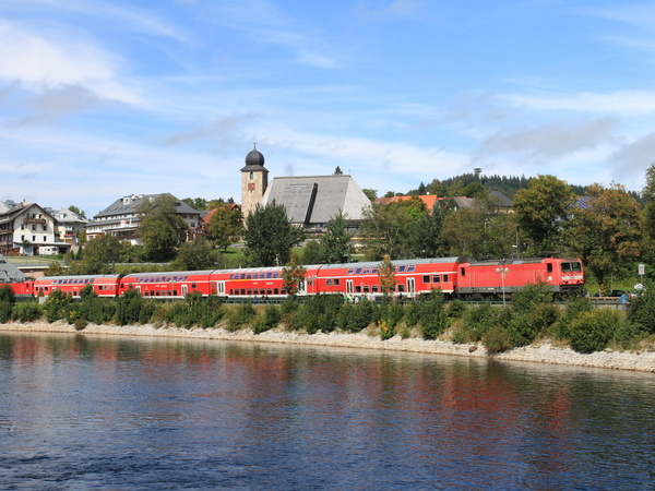 Zug entlang des Schluchsees. © Werner Steiger Zug entlang des Schluchsees. © Werner Steiger