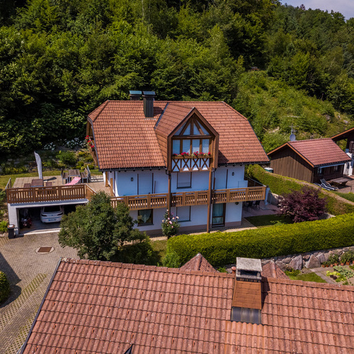 Ansicht Haus - Das Haus liegt in einer ruhigen, dennoch zentralen Wohngegend direkt am Waldrand. Zu Fuß in 5 Min. zu erreichen sind: das Zentrum, beheiztes Freibad, Minigolf, Restaurants, Supermarkt, Kirche und Bushaltestelle Ansicht Haus - Das Haus liegt in einer ruhigen, dennoch zentralen Wohngegend direkt am Waldrand. Zu Fuß in 5 Min. zu erreichen sind: das Zentrum, beheiztes Freibad, Minigolf, Restaurants, Supermarkt, Kirche und Bushaltestelle