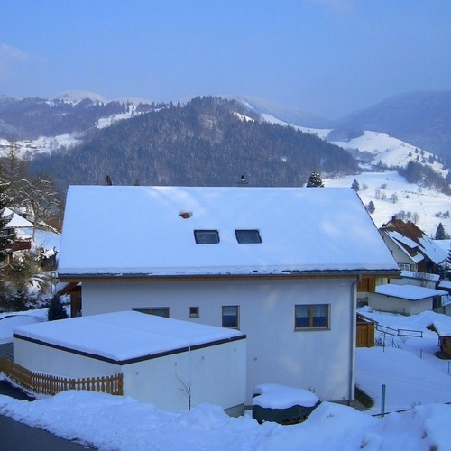 Außenansicht des Hauses Jaufman im Winter mit verschneiter Landschaft im Hintergrund - Außenansicht des Hauses Jaufman im Winter mit verschneiter Landschaft im Hintergrund -