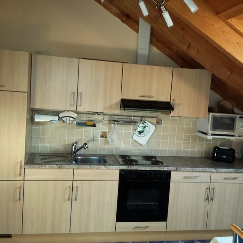 Komplett eingerichtete separate Küche - Einbauküche mit 4-Platten-Herd, Backofen, Kaffe- und Wasserkocher, Toaster und Mikrowelle Komplett eingerichtete separate Küche - Einbauküche mit 4-Platten-Herd, Backofen, Kaffe- und Wasserkocher, Toaster und Mikrowelle