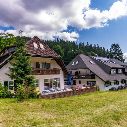 Außenansicht des Schwarzwaldhotels und Restaurant Belchen-Multen - Hallenbad, Sauna, Solarium, Massage-Angebote Außenansicht des Schwarzwaldhotels und Restaurant Belchen-Multen - Hallenbad, Sauna, Solarium, Massage-Angebote