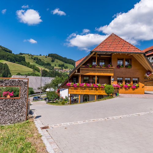 Außenansicht Haus Morgensonne mit blühenden Balkonblumen - 