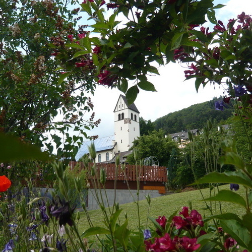Blick auf die evgl. Kirche am Letzberg in Schönau - Blick auf die evgl. Kirche am Letzberg in Schönau -