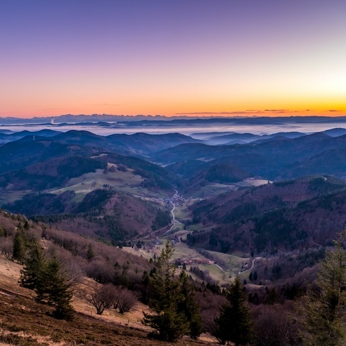Fernblick vom Belchen mit orangegefärbtem Himmel - Fernblick vom Belchen mit orangegefärbtem Himmel -