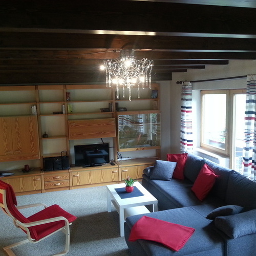 Wohnzimmer mit Ecksofa und Schrankwand - Wohnzimmer mit Ecksofa und Schrankwand -