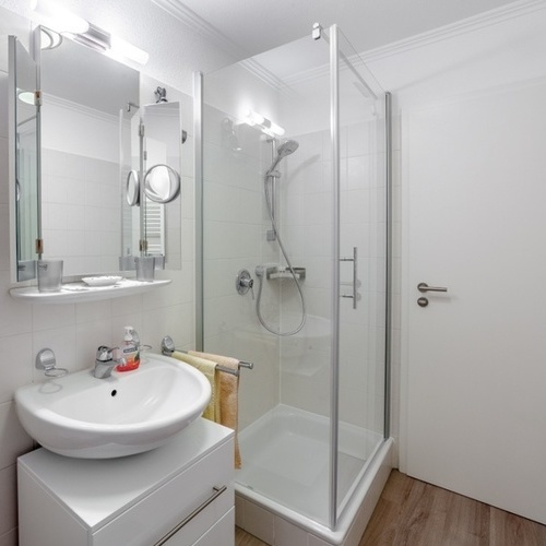 Badezimmer mit Wasch- und Duschbereich - Badezimmer mit Wasch- und Duschbereich -