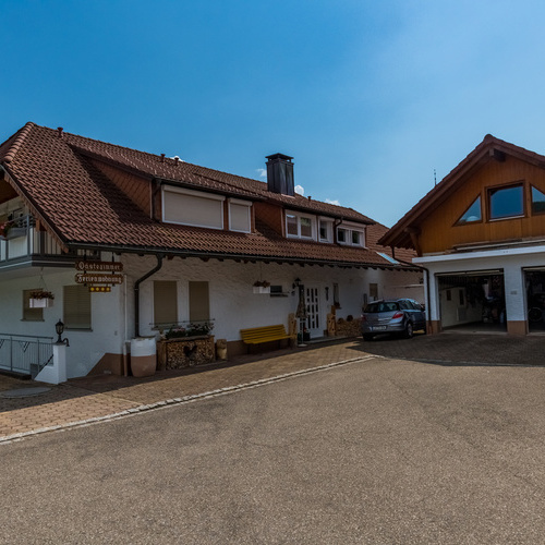 Eingangsbereich und Garage des Hauses  - 