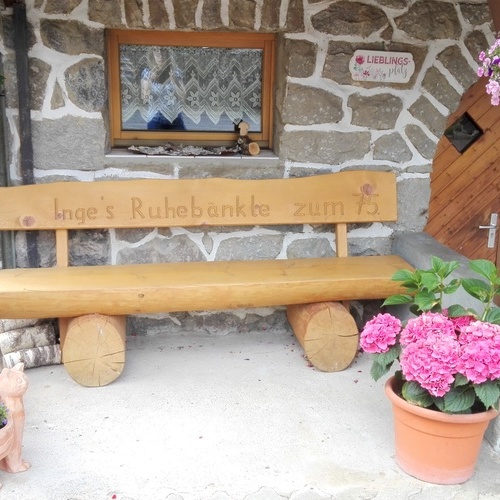 Gemütliche Sitzbank am Haus - 