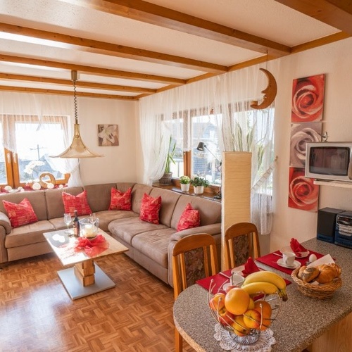 große Eckcouch und Esstisch einer Ferienwohnung  - 