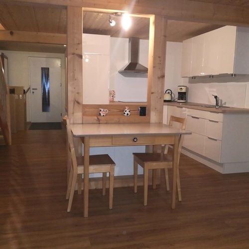 Küchenecke und Esstisch mit zwei Stühlen - Küchenecke und Esstisch mit zwei Stühlen -