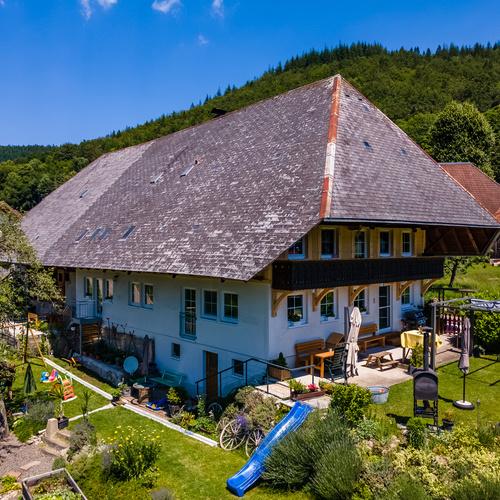 Außenansicht des Hauses mit Garten - Außenansicht des Hauses mit Garten -