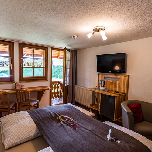 Gästezimmer Veilchen für 2 Personen - Gästezimmer klein & fein, überdachter Balkon, Minikühlschrank, Wasserkocher & Kleingeschirr, TV & Telefon Gästezimmer Veilchen für 2 Personen - Gästezimmer klein & fein, überdachter Balkon, Minikühlschrank, Wasserkocher & Kleingeschirr, TV & Telefon