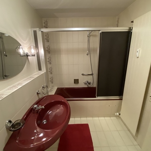 Bad mit Badewanne und Waschbecken - Bad mit Badewanne und Waschbecken -