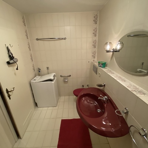 Badezimmer mit Waschbecken und Toilette - Badezimmer mit Waschbecken und Toilette -