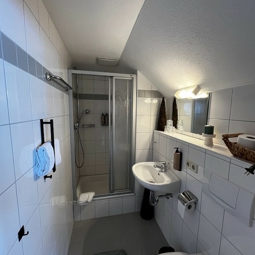 Dusche/ WC eines Zimmers - Dusche/ WC eines Zimmers -