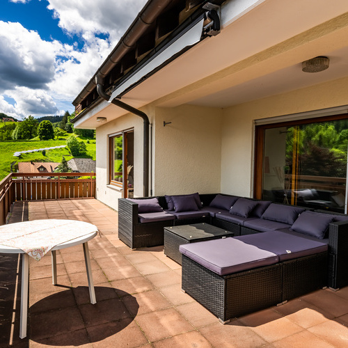 eine große Eck- Sitzlounge auf dem Balkon - eine große Eck- Sitzlounge auf dem Balkon -