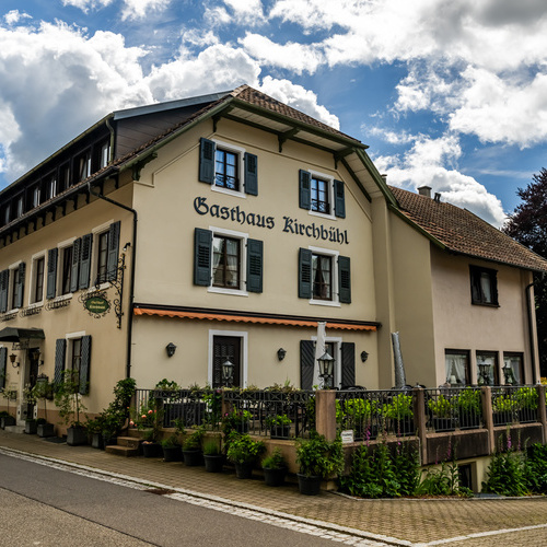Außenansicht des Hotel garni Kirchbühl mit Eingangsbereich - Außenansicht des Hotel garni Kirchbühl mit Eingangsbereich -