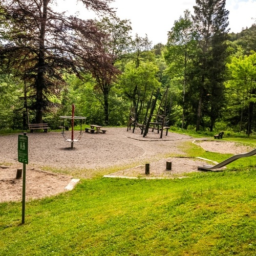 Nur wenige Gehminuten von unserer Ferienwohnung entfernt befindet sich im Buchenbrändle ein Kinderspielplatz. - Nur wenige Gehminuten von unserer Ferienwohnung entfernt befindet sich im Buchenbrändle ein Kinderspielplatz. -