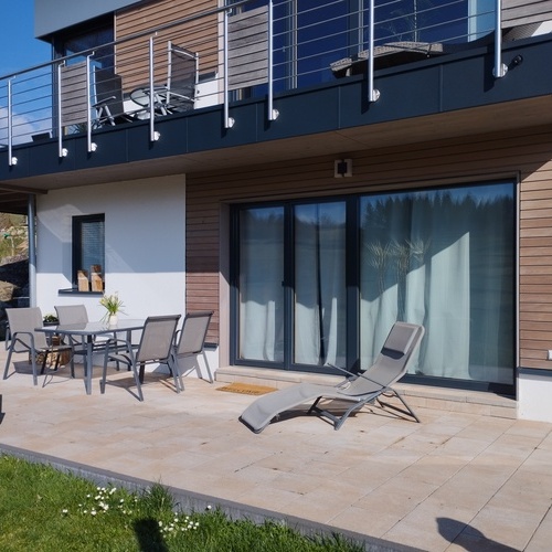 Unsere Terasse lädt zum Erholen und Entspannen ein. - Unsere Terasse lädt zum Erholen und Entspannen ein. -