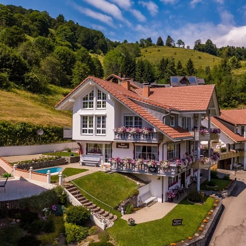 Ausenansicht Haus Margarete im Hintergrund grüne Wiesen und Wälder - Ausenansicht Haus Margarete im Hintergrund grüne Wiesen und Wälder -